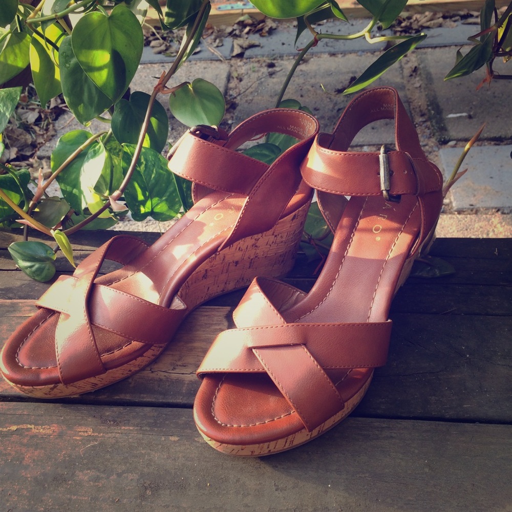 Strappy wedge heels.Perfect for summer weddings!☀️